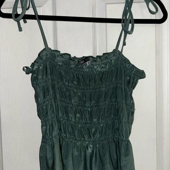 Ruffle Rouched Tank Top - Picture 3 of 3